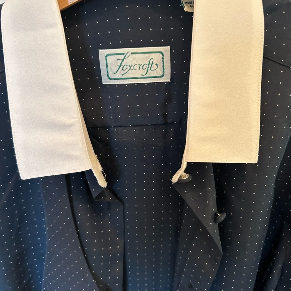 Foxcroft women’s button-up blouse, size 12 navy polka dot with removable bow tie - Picture 3 of 10
